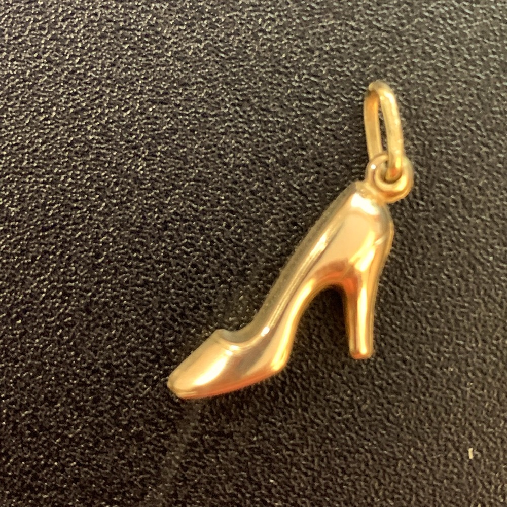 Stepping out high heel 3D 10k solid gold charm. Perfect for the shoe lover!